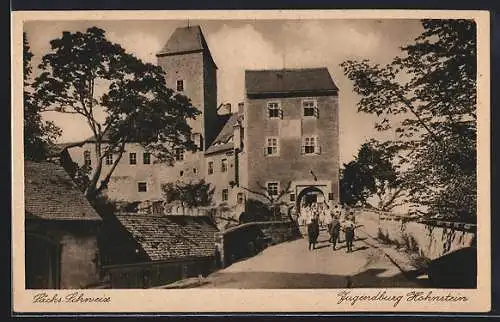 AK Jugendburg Hohnstein /Sa., Gebäude mit Einfahrt u. Jugendlichen