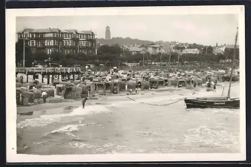 AK Ahlbeck / Ostseebad, Strandpanorama vom Meer aus