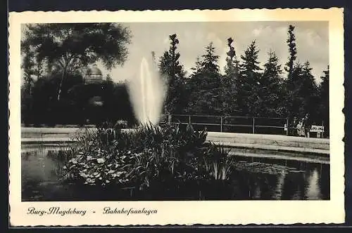 AK Burg /Magdeburg, Bahnhofsanlagen, Partie mit Springbrunnen