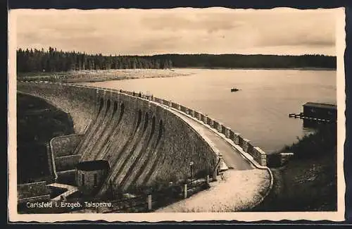 AK Carlsfeld / Schwarzenberg, Talsperre mit Passanten