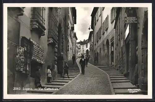 AK Lugano, Via Cattedrale, Strassenpartie mit Passanten