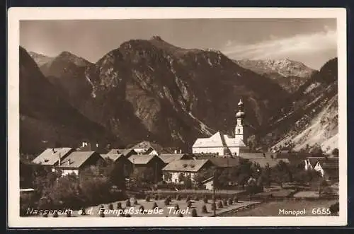 AK Nassereith a. d. Fernpassstrasse, Teilansicht mit Kirche