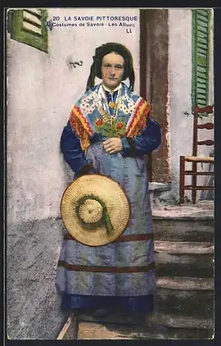 AK Les Allues, Costume de Savoie, Frau mit Hut auf der Treppe