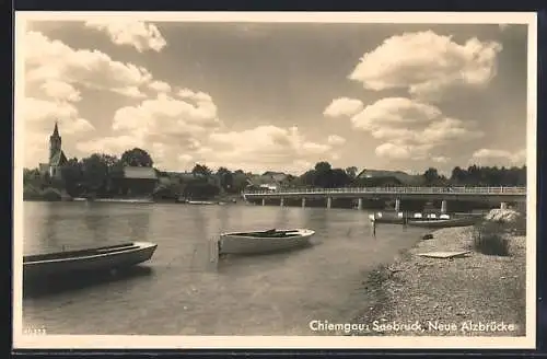 AK Seebruck /Chiemgau, Neue Alzbrücke und Ort, Ruderboote