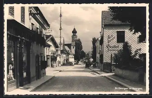 AK St. Georgen /Attergau, Strassenpartie mit Gasthof und Kirche