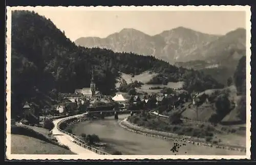 AK Lauffen bei Bad Ischl, Uferpartie mit Strassse und Brücke