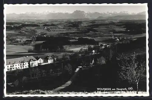 AK Wolfsegg am Hausruck, Panorama mit Strassenpartie