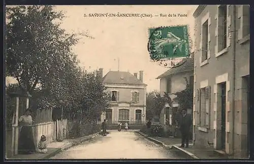AK Savigny-en-Sancerre, Rue de la Poste avec habitants et maisons d`époque