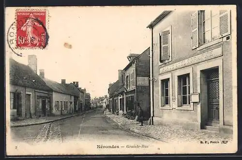 AK Nérondes, Grande-Rue avec boutiques et maisons anciennes