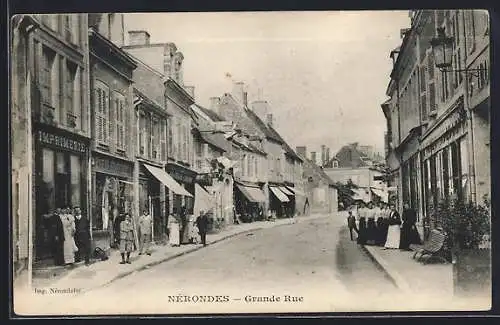 AK Nérondes, Grande Rue animée avec habitants et commerces
