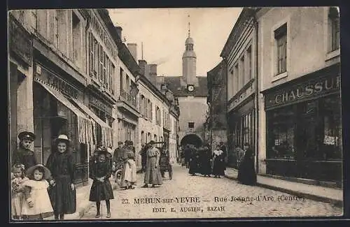 AK Mehun-sur-Yèvre, Rue Jeanne-d`Arc animée avec passants et boutiques