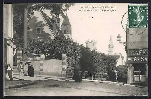 AK Mehun-sur-Yèvre, Rue Jeanne d`Arc avec tours et église