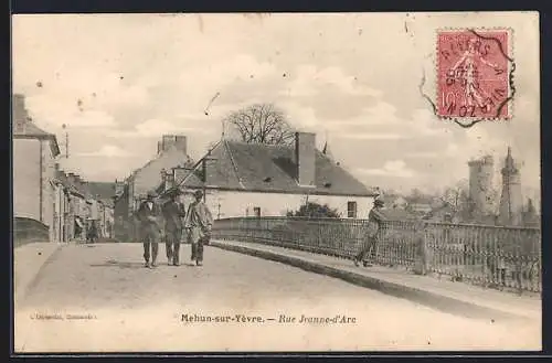 AK Mehun-sur-Yèvre, Rue Jeanne-d`Arc avec passants sur le pont
