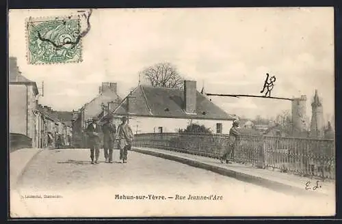AK Mehun-sur-Yèvre, Rue Jeanne-d`Arc avec promeneurs sur le pont