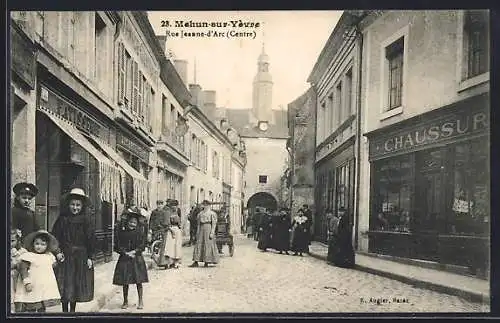 AK Mehun-sur-Yèvre, Rue Jeanne-d`Arc animée avec passants et boutiques