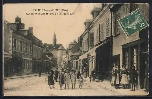 AK Mehun-sur-Yèvre, Rue Jeanne d`Arc et Porte de Ville côté Est