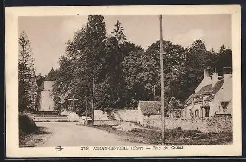 AK Ainay-le-Vieil, Rue du Canal avec maisons anciennes et végétation luxuriante