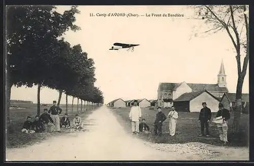 AK Avord, Camp, Le Front de Bandière avec avion et soldats sur la route