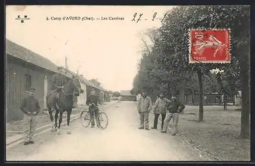 AK Avord, Camp, Les Cantines du camp d`Avord avec soldats et cheval