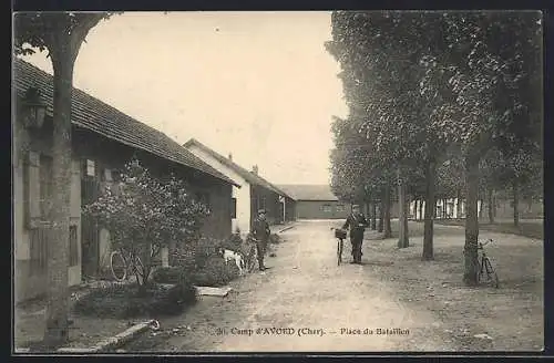 AK Avord, Camp, Place du Bataillon avec des soldats et bâtiments militaires