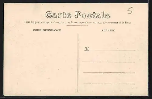 AK Avord, Camp, Place du Bataillon avec des soldats et bâtiments militaires
