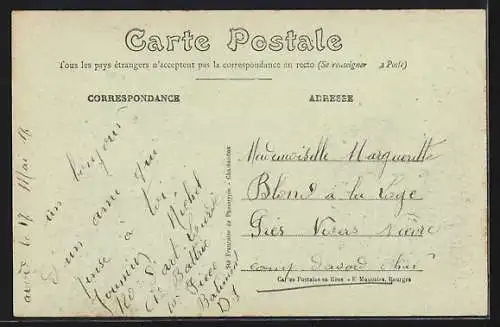 AK Avord, Camp, Quartier du Train des Équipages avec avion en vol