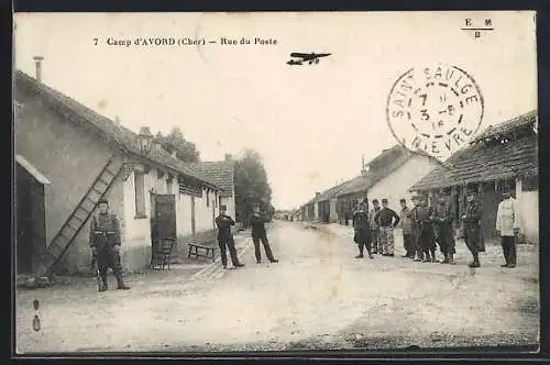 AK Camp d`Avord, Rue du Poste avec soldats et avion en vol
