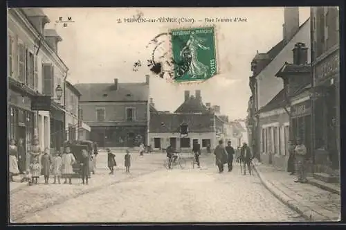 AK Mehun-sur-Yèvre, Rue Jeanne d`Arc animée avec passants et vélos