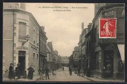 AK Mehun-sur-Yèvre, Rue Jeanne d`Arc et le Bureau de Poste