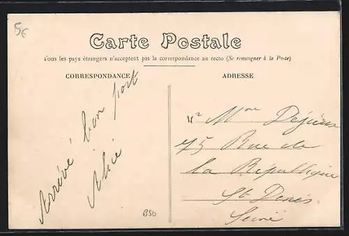 AK Mehun-sur-Yèvre, Rue Jeanne d`Arc animée avec passants et bicyclette