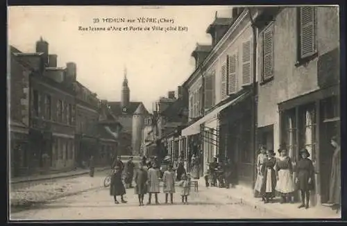 AK Mehun-sur-Yèvre, Rue Jeanne d`Arc et Porte de Ville (côté Est)
