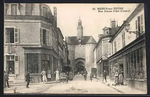 AK Mehun-sur-Yèvre, Rue Jeanne d`Arc avec vue sur la porte fortifiée