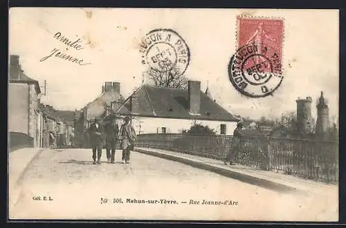 AK Mehun-sur-Yèvre, Rue Jeanne-d`Arc avec passants sur le pont