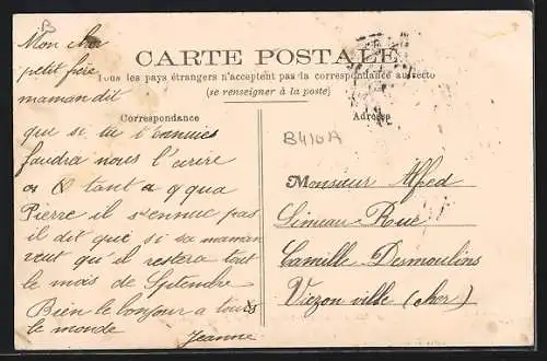 AK Mehun-sur-Yèvre, Rue Jeanne-d`Arc avec passants sur le pont