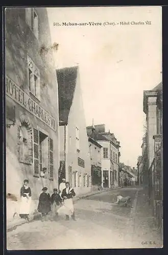 AK Mehun-sur-Yèvre, Hôtel Charles VII et rue animée
