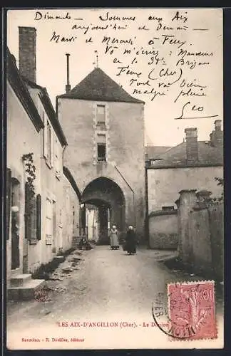 AK Les Aix-d`Angillon, Le Donjon et rue pittoresque