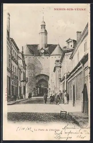 AK Mehun-sur-Yèvre, La Porte de l`Horloge et rue animée