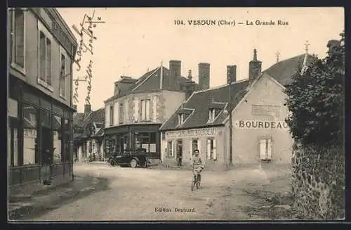 AK Vesdun, La Grande Rue avec un cycliste et une voiture devant le Café Bourdeau