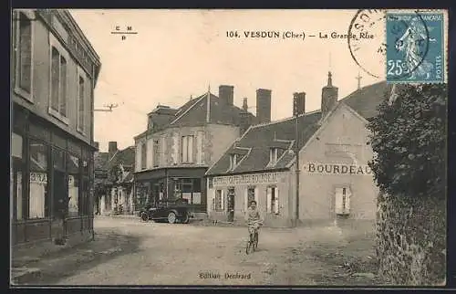 AK Vesdun, La Grande Rue avec commerces et cycliste