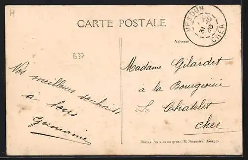 AK Vesdun, La Grande Rue avec commerces et cycliste