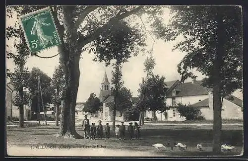 AK Villabon, La Grande Allée avec enfants et église en arrière-plan
