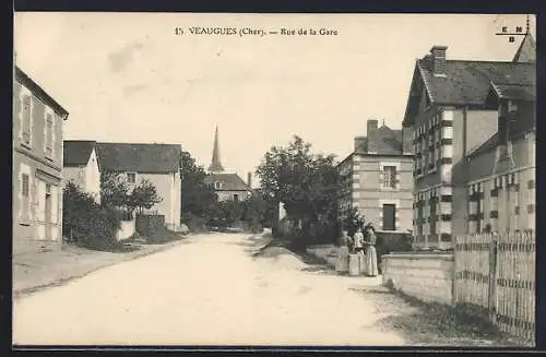 AK Veaugues, Rue de la Gare avec des maisons et une église en arrière-plan