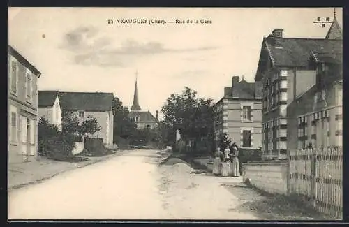 AK Veaugues, Rue de la Gare avec église en arrière-plan