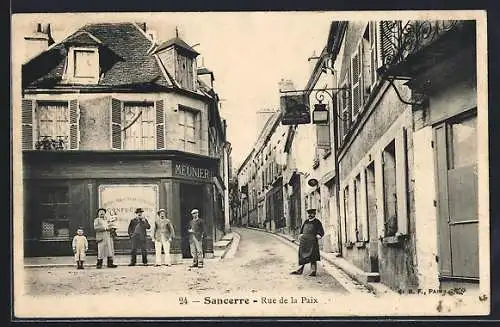 AK Sancerre, Rue de la Paix avec passants devant la boutique Meunier