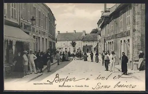 AK Nérondes, Grande Rue animée avec habitants et commerces