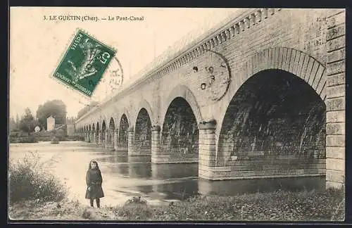AK Le Guétin, Le Pont-Canal et jeune fille au bord de l`eau