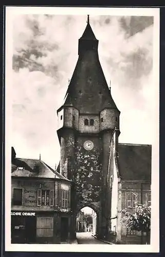 AK Dun-sur-Auron, Le Beffroi majestueux sous un ciel nuageux