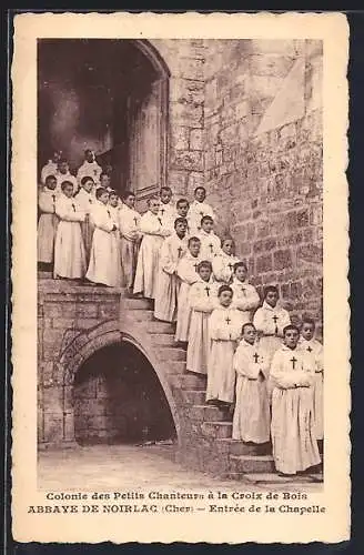 AK Noirlac, Abbaye, Entrée de la Chapelle avec les Petits Chanteurs à la Croix de Bois