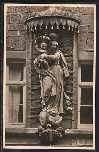 AK Würzburg, Würzburger Häuserschmuck, Madonna mit Kind in der Burkarderstrasse 2