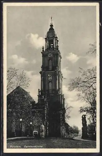 AK Potsdam, Garnosonkirche mit Strassenpartie